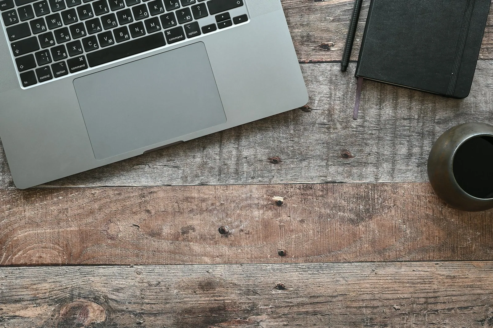 Laptop og kaffe på en arbeidsplass
