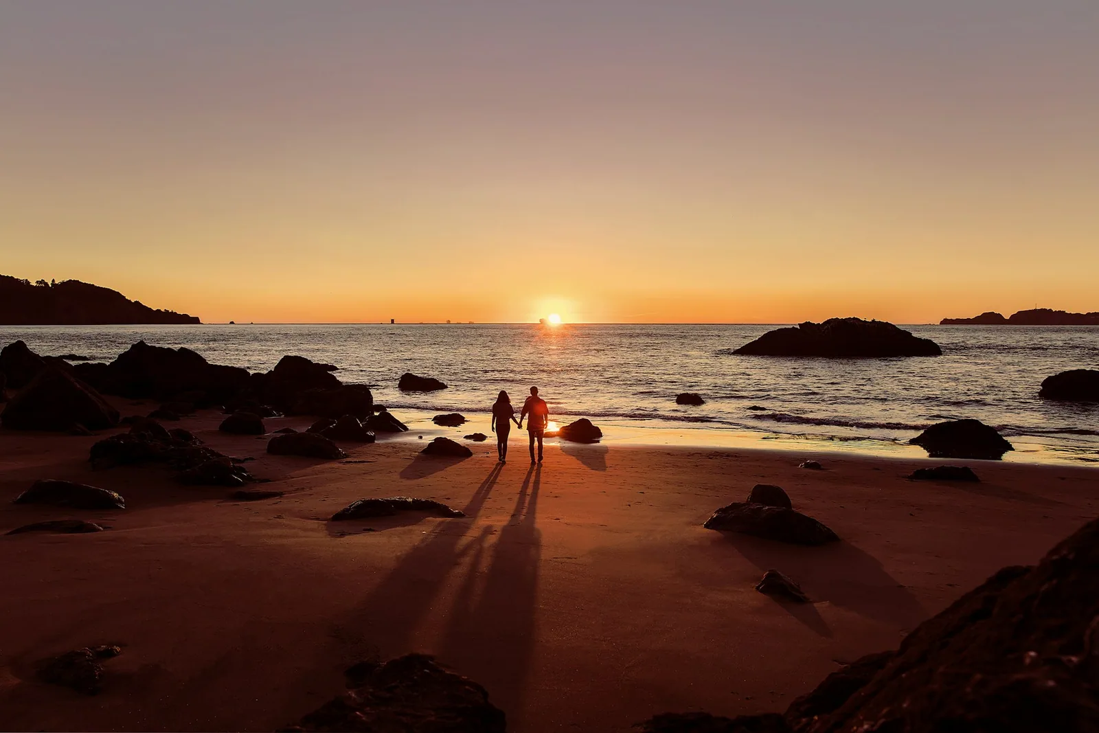 Par på stranden i solnedgang