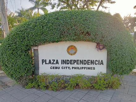 Skiltet ved inngangen til Plaza Independencia i Cebu City