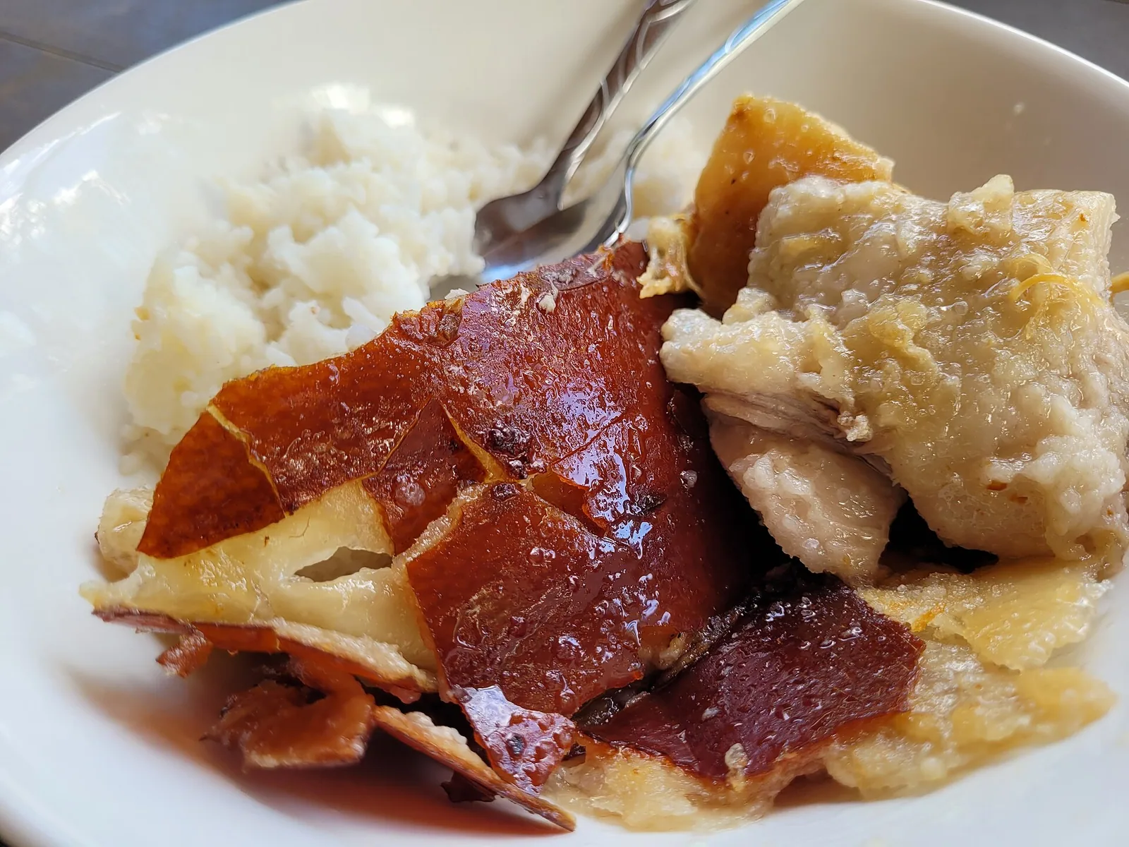 Lechon servert med hvit ris