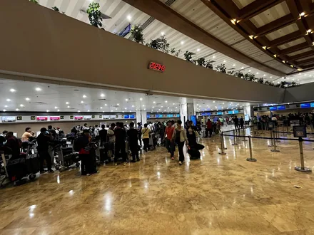 Kø ved innsjekk og immigrasjon på flyplassen i Manila
