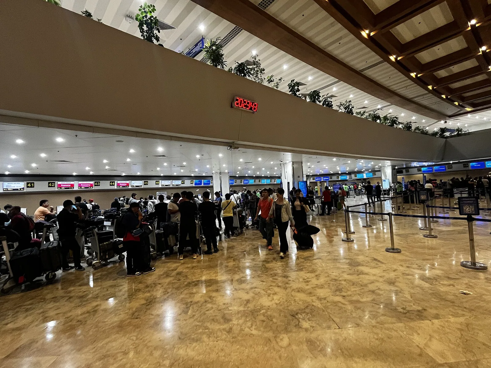 Kø ved innsjekk og immigrasjon på flyplassen i Manila